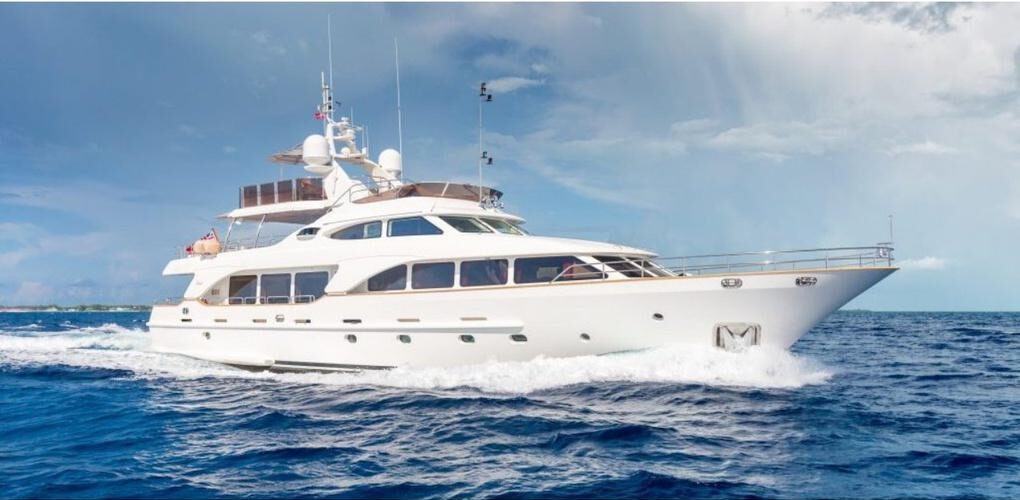 110ft yacht rental in dubai marina